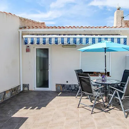 Awesome In W/ Wifi And 2 Bedrooms بيت للعطل *